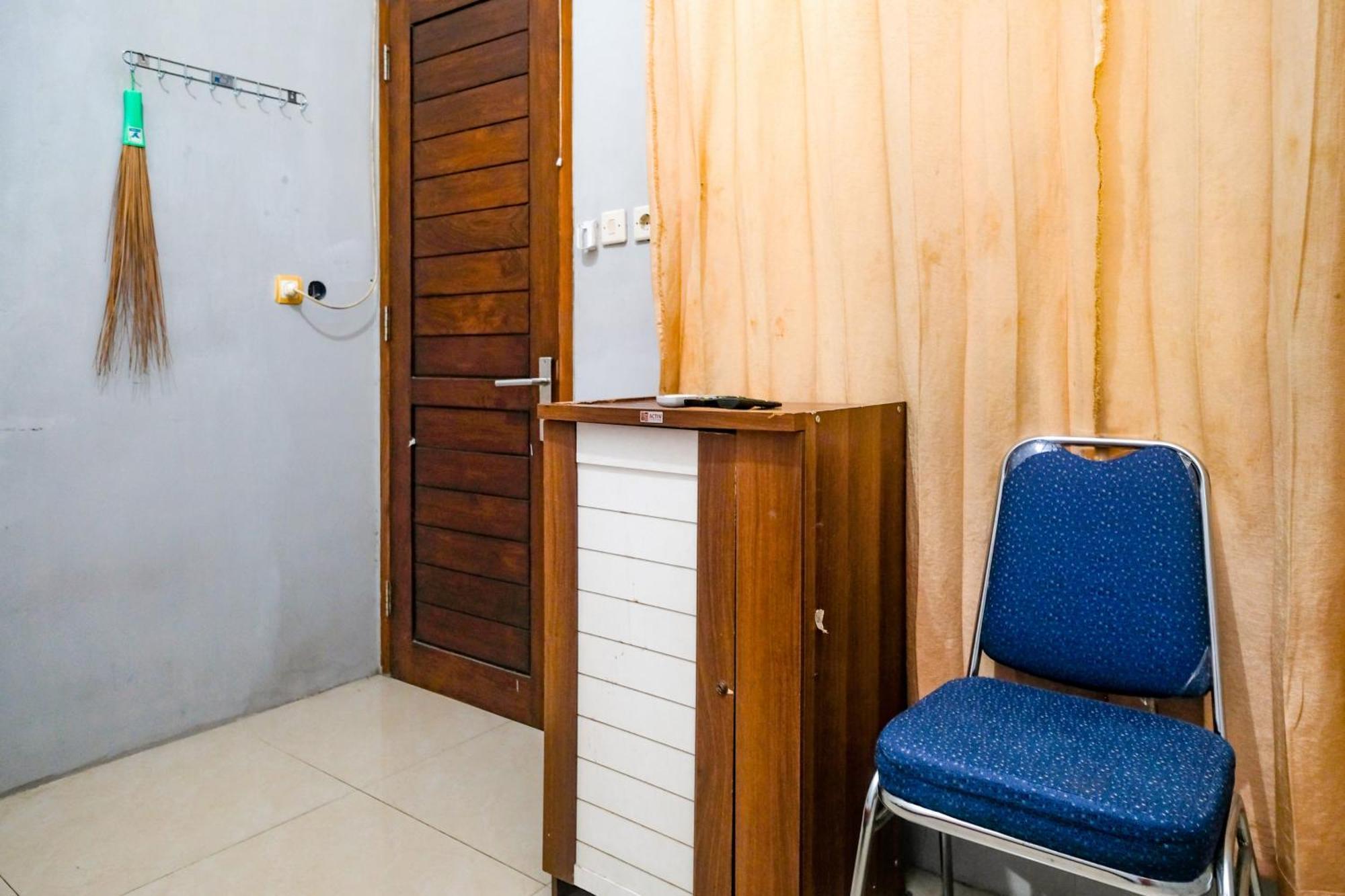 Reddoorz @ Jalan Kedawung Hotel Malang Exterior photo