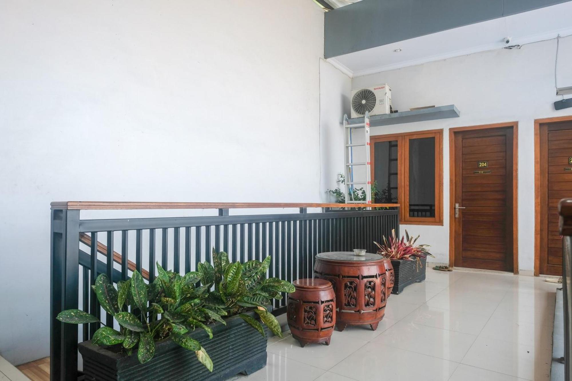 Reddoorz @ Jalan Kedawung Hotel Malang Exterior photo