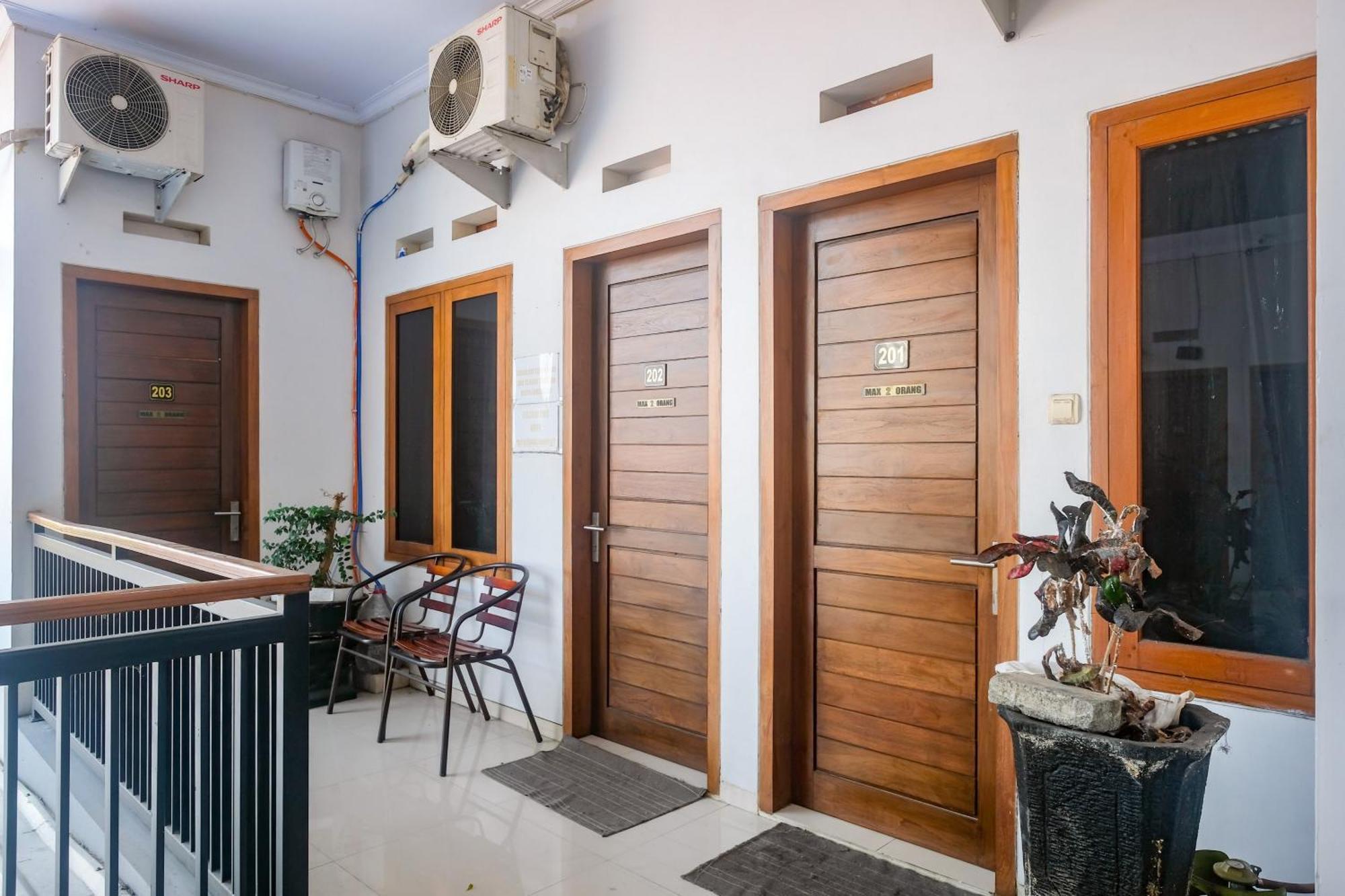 Reddoorz @ Jalan Kedawung Hotel Malang Exterior photo