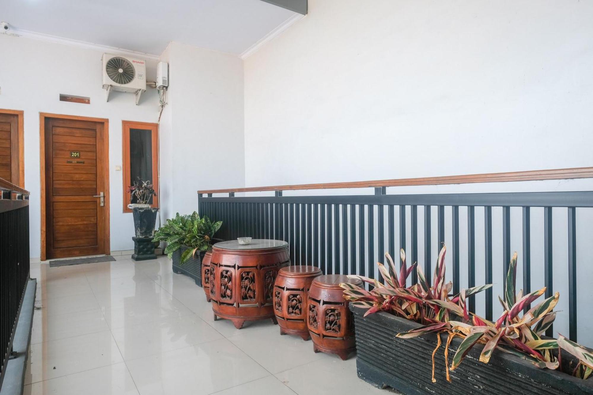 Reddoorz @ Jalan Kedawung Hotel Malang Exterior photo