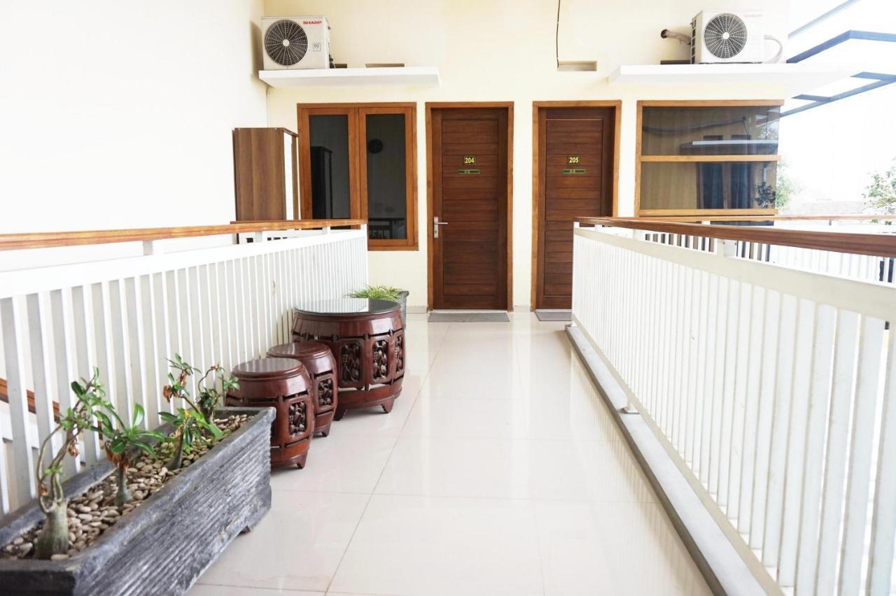 Reddoorz @ Jalan Kedawung Hotel Malang Exterior photo