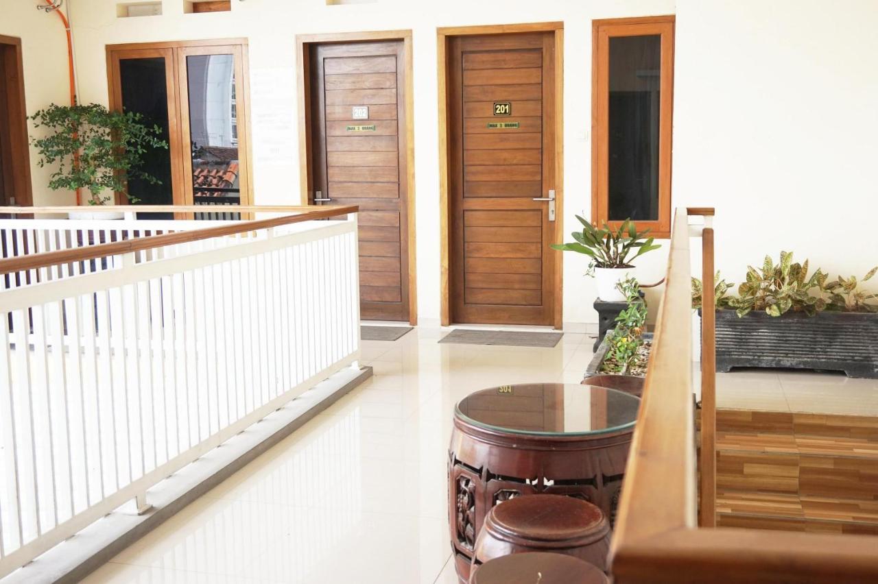 Reddoorz @ Jalan Kedawung Hotel Malang Exterior photo